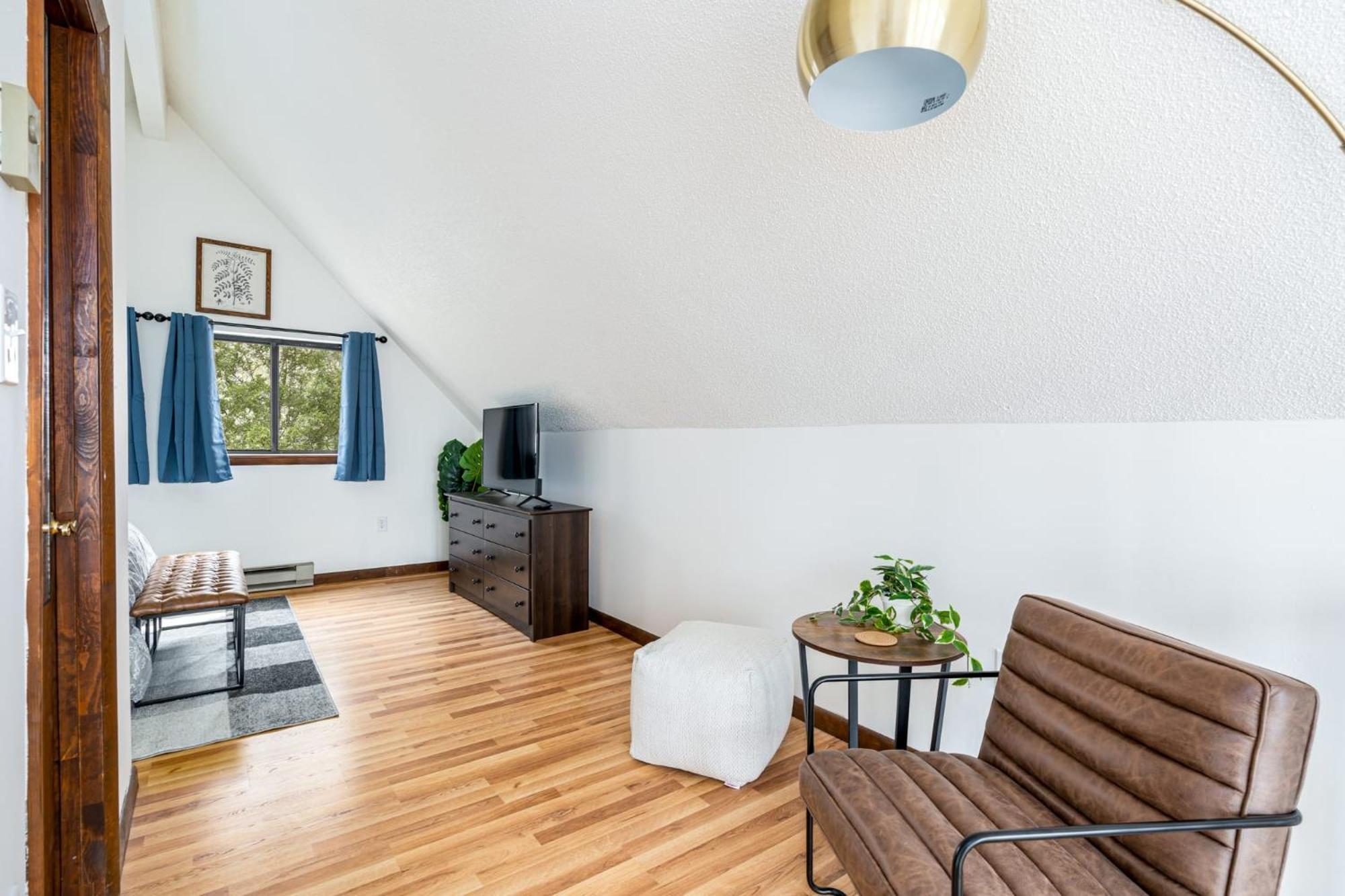 Modern Chalet Cabin W Hot Tub, Deck&Grill, & Wifi! Inwood 外观 照片